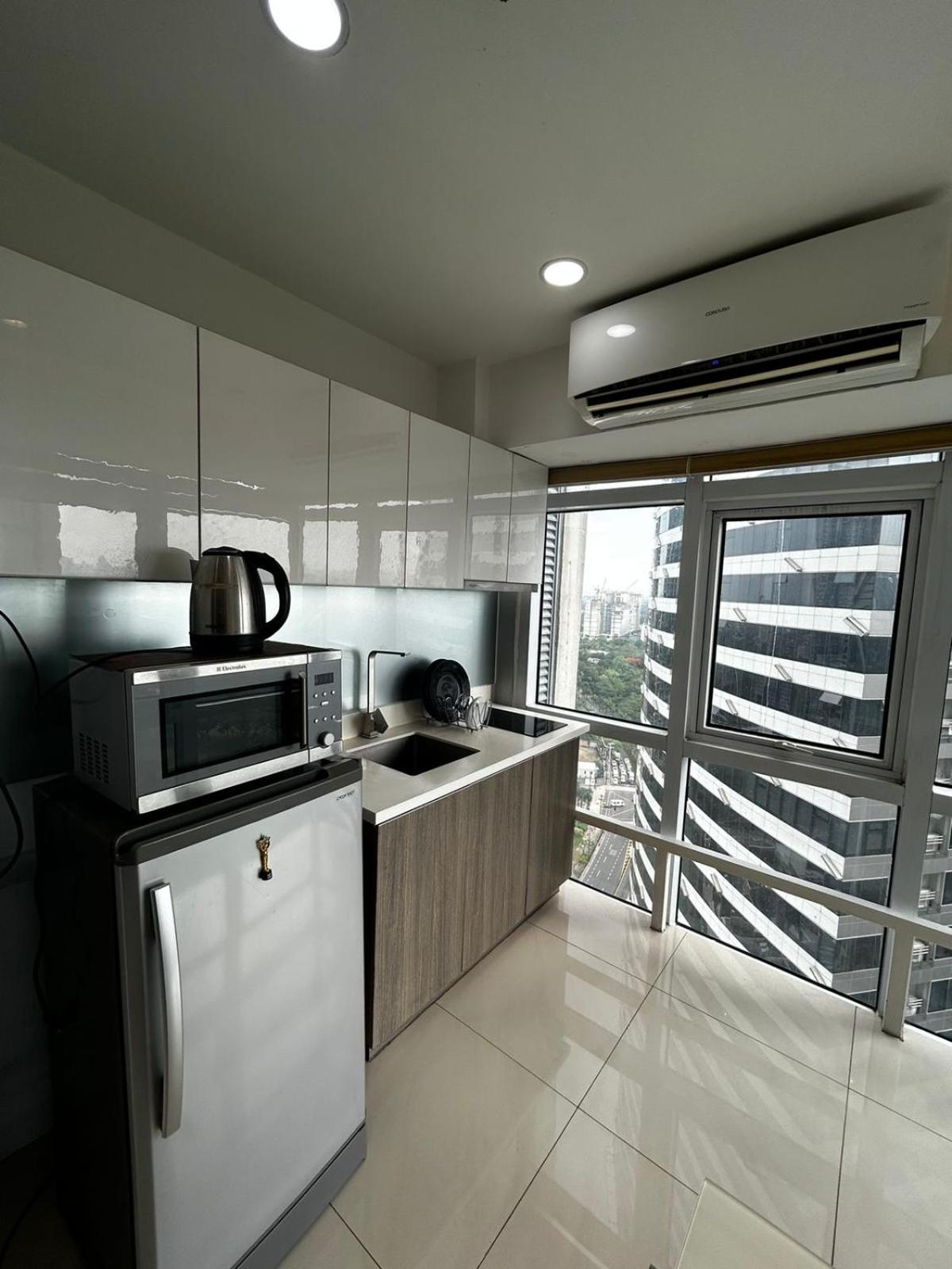 Oasis Regency @ Fort Victoria Bgc Taguig Exterior photo